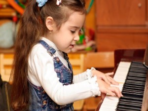 kids_learning_music